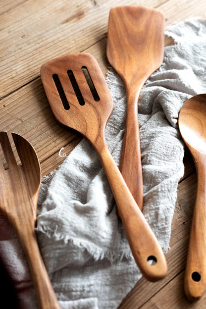 Cucchiaio da cucina in teak naturale, paletta da cucina, spatola in legno, set di utensili antiaderenti per cucinare con ganci per appendere, set di utensili da cucina
